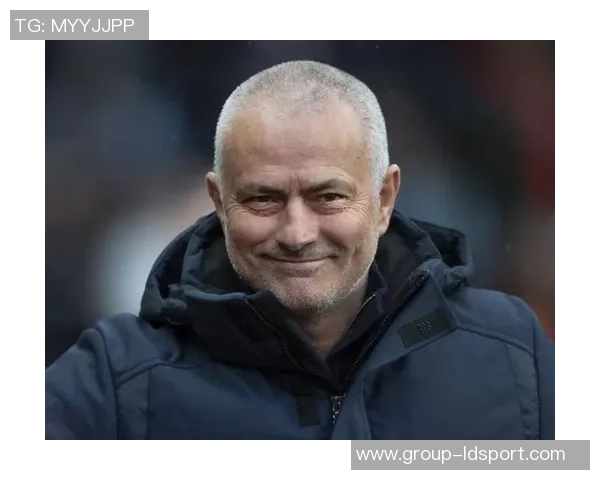 热刺边卫波罗被球迷电子烟砸中后捡起假装抽烟引发热议