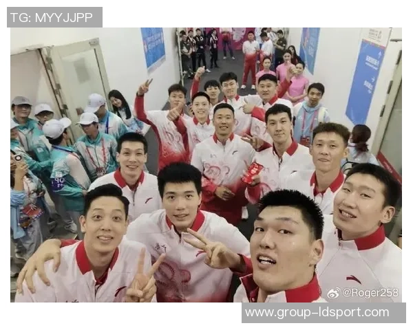 五虎齐聚篮球之巅周鹏胡明轩赵睿徐杰任骏飞共同登封面展现青春风采