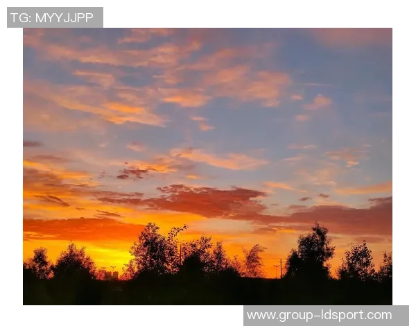 西部天空的色彩变幻与自然之美的深刻探索