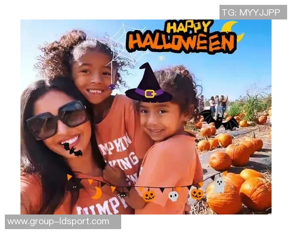 瓦妮莎全家万圣节装扮亮相加索尔陪科比家人共度温馨节日