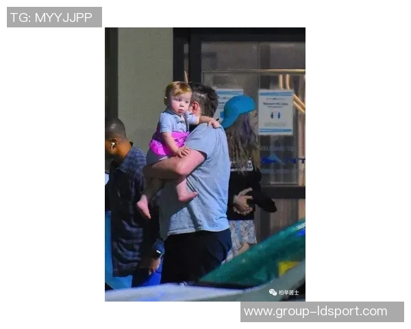 女主持调侃皮尔斯网友热议扑倒事件皮尔斯回应我们是搭档我有女友