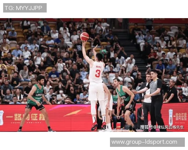 八村压哨三分绝杀后迅速退场被队友抓回现场引发笑声 八村压哨三分绝杀后迅速退场被队友抓回现场引发笑声