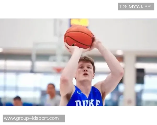 克尼佩尔表现起伏不定10投仅中3收获8分4板3助2帽并有5次失误 克尼佩尔表现起伏不定10投仅中3收获8分4板3助2帽并有5次失误