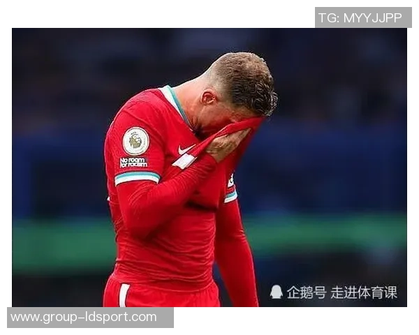 马内因背后犯规被VAR判罚黄牌引发争议球迷热议裁判判决合理性