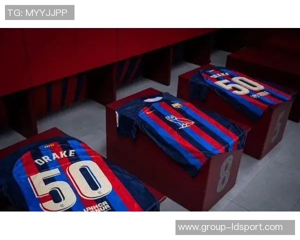 黄老板分享8岁与34岁穿巴萨球衣对比照引发粉丝热议 黄老板分享8岁与34岁穿巴萨球衣对比照引发粉丝热议