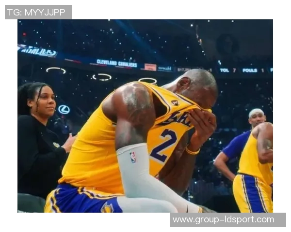 詹姆斯在大将军节目中假装受伤引发续约合同争议湖人态度成焦点 詹姆斯在大将军节目中假装受伤引发续约合同争议湖人态度成焦点